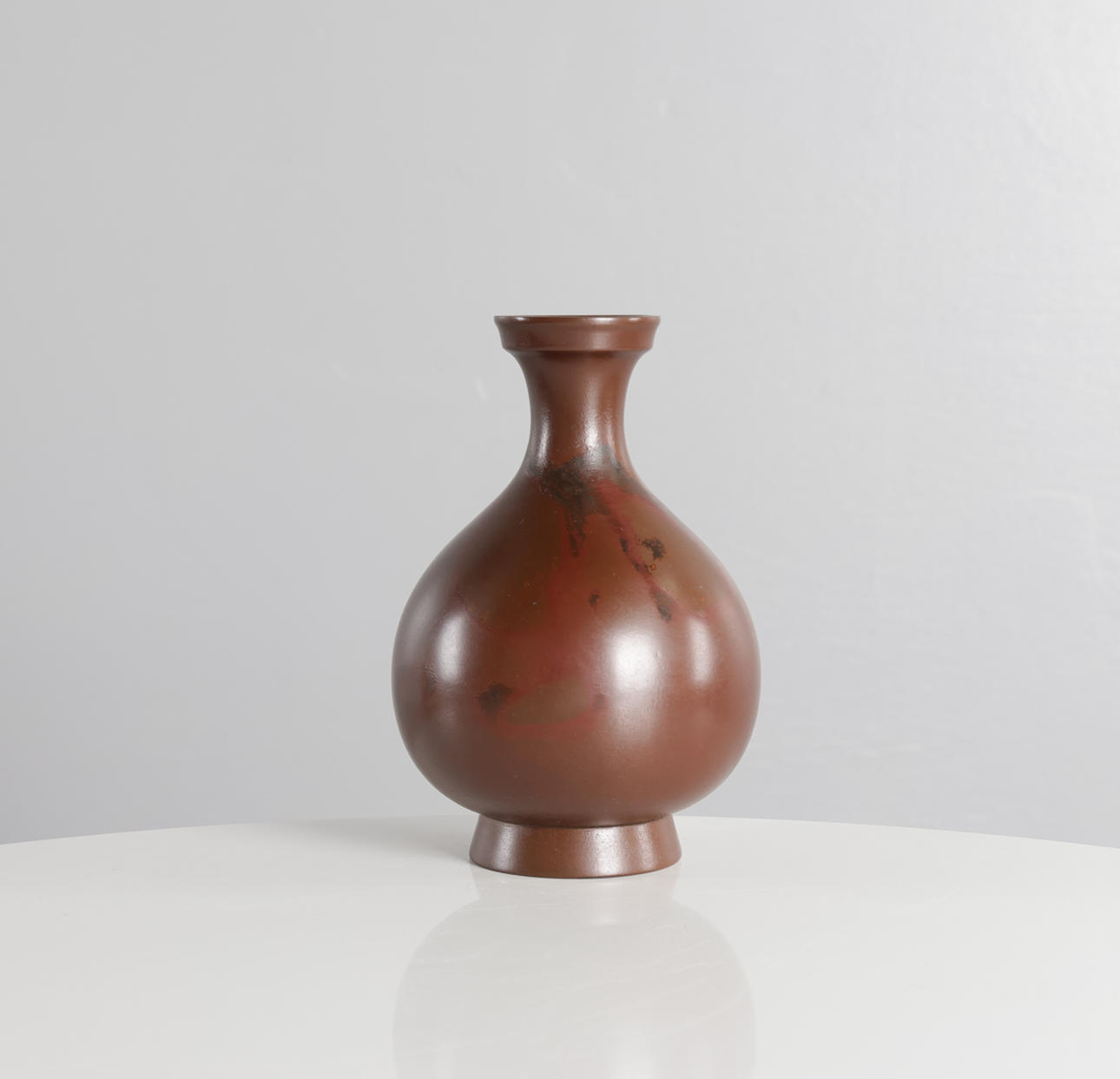 Eine japanische Vintage-Bronzevase mit einem kugelförmigen Körper und einem trichterförmigen Hals und einer Öffnung. Die Farbe ist bronzebraun mit dunkelvioletten Wellenmustern. Es hat einen kurzen Fuß. Unten signiert.