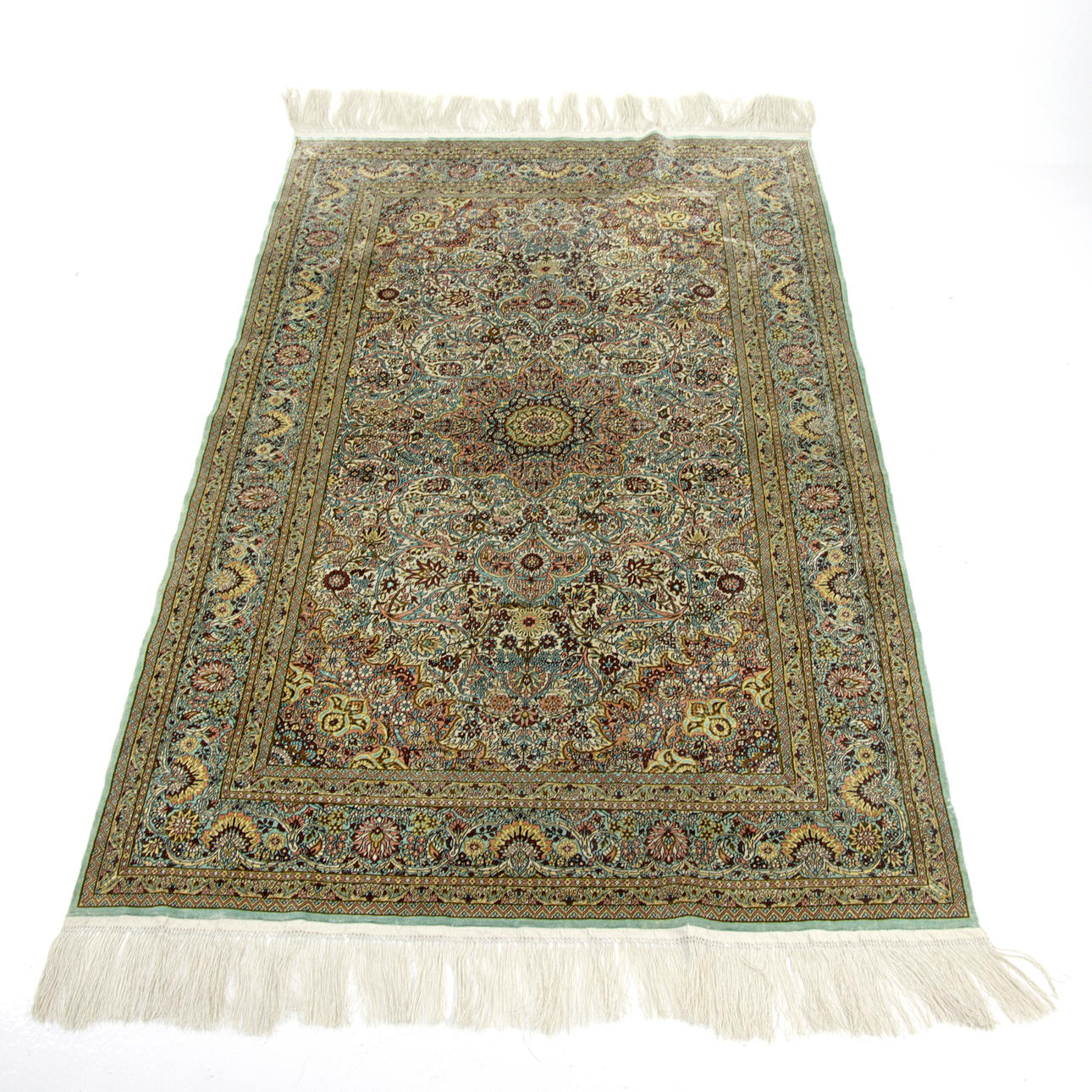 CARPET, oriental, silk, light tones, central bow, 149 x 94 cm.