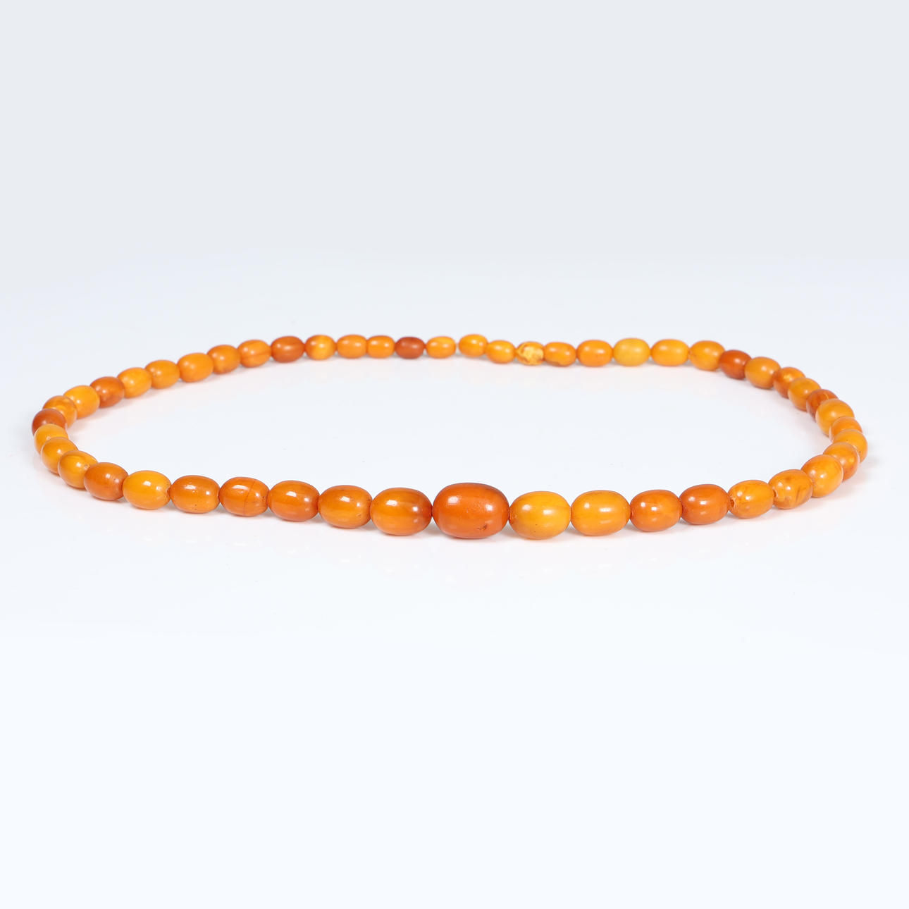 ETT BÄRNSTENSFÄRGAT PÄRLHALSBAND.