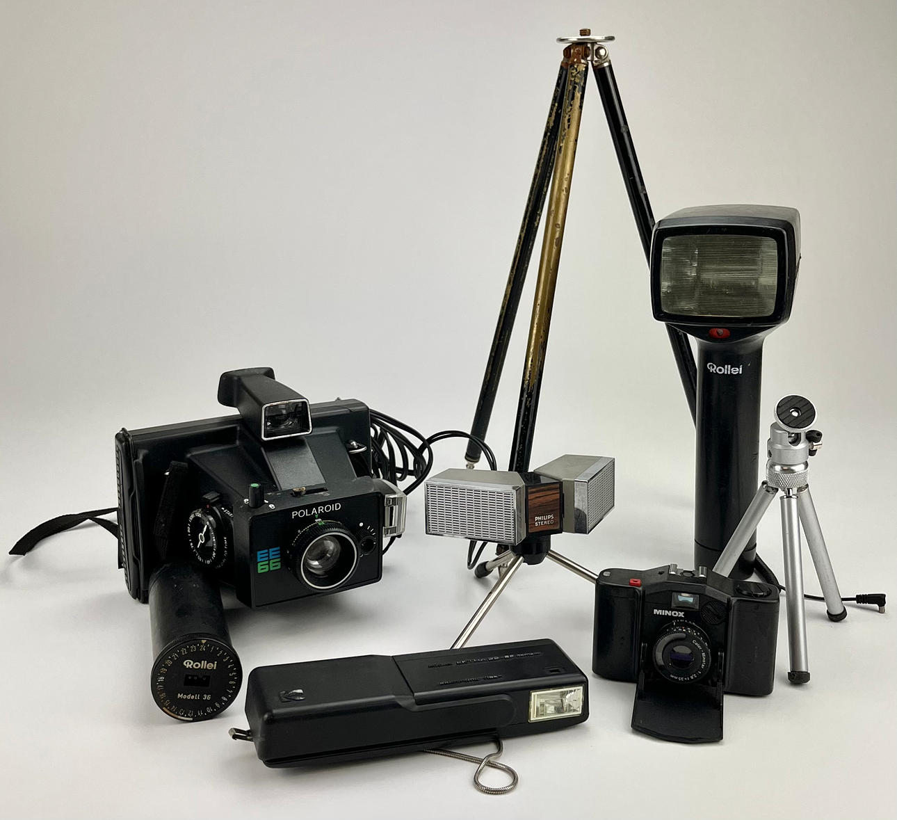 CAMERAS, ACCESSORIES AND STEREO MICROPHONE, Philips.