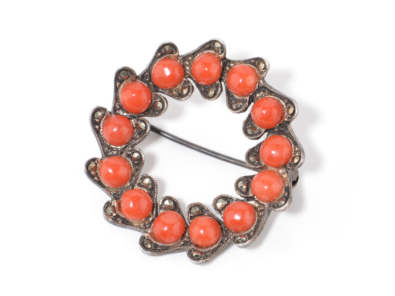 BROSCH, signerad HF. Silver 800 + korall + markasiter.