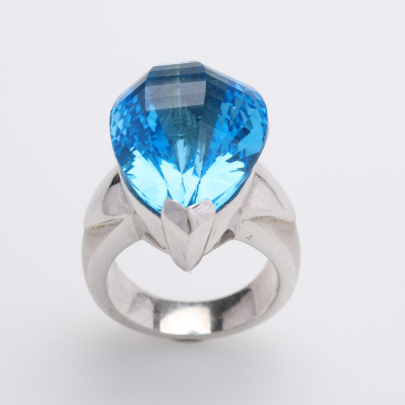 RING, STERLINGSILVER & LJUSBLÅ TOPAS, JOHN WOOLFE, 2010.