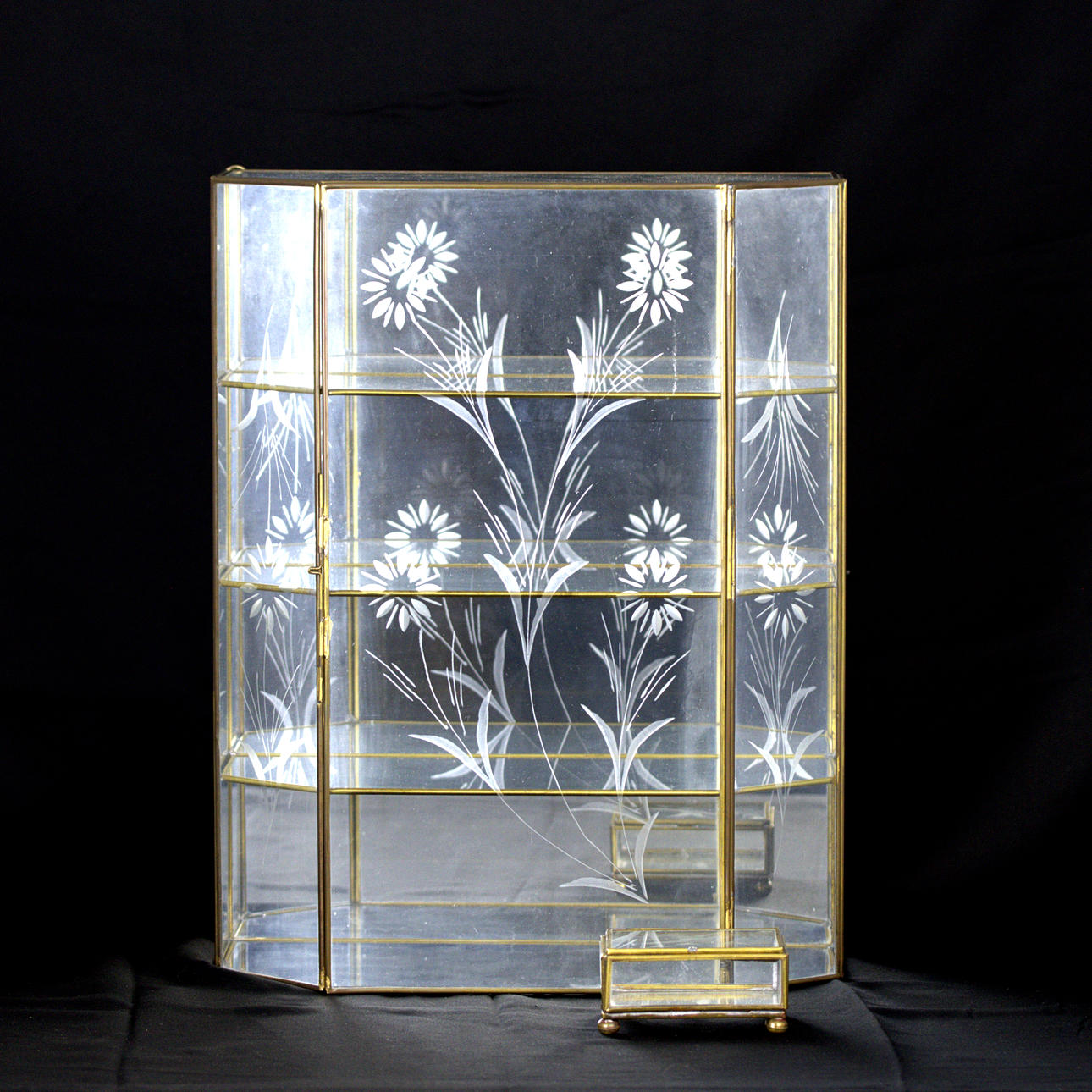 VITRINESKAB, glas og messing, ætset indretning, kan hænges op.