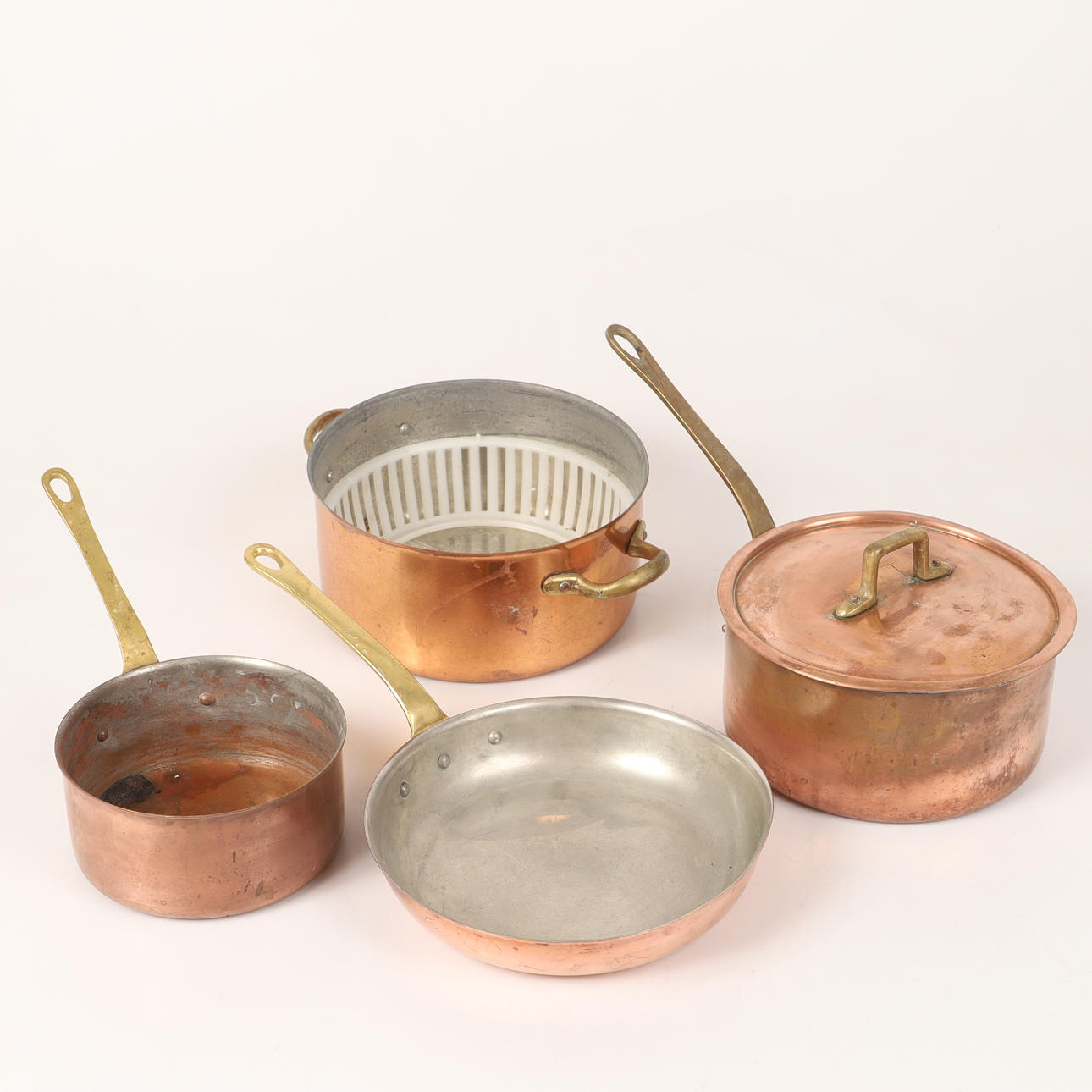 KASTRULLER ETC., 4 stk., kobber/messing, 20. århundrede.