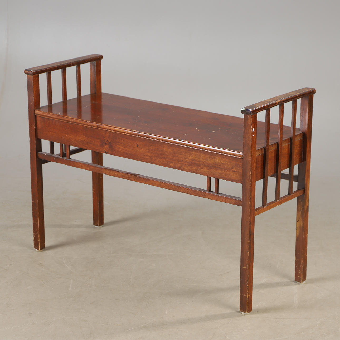 Un taburete de abedul teñido, siglo XX.