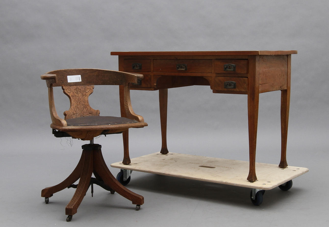 SKRIVBORD samt STOL, Jugend, 1900-talets början.