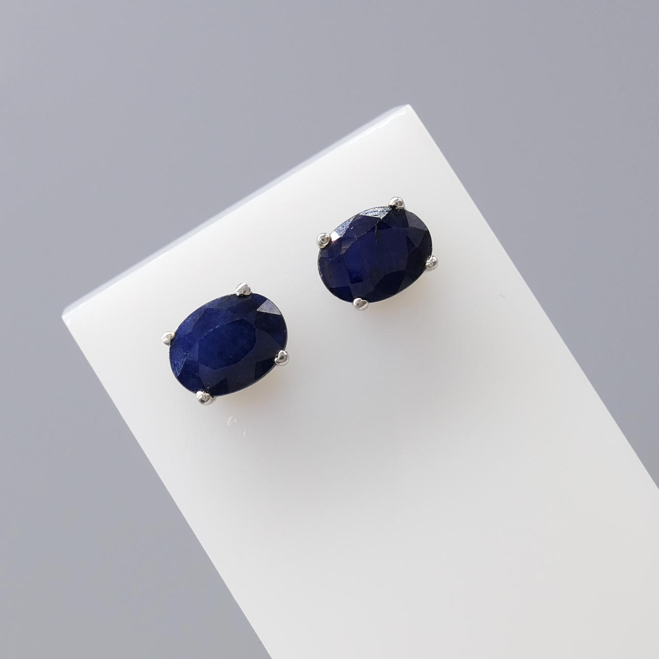 BLUE SAPPHIRE ear studs.
