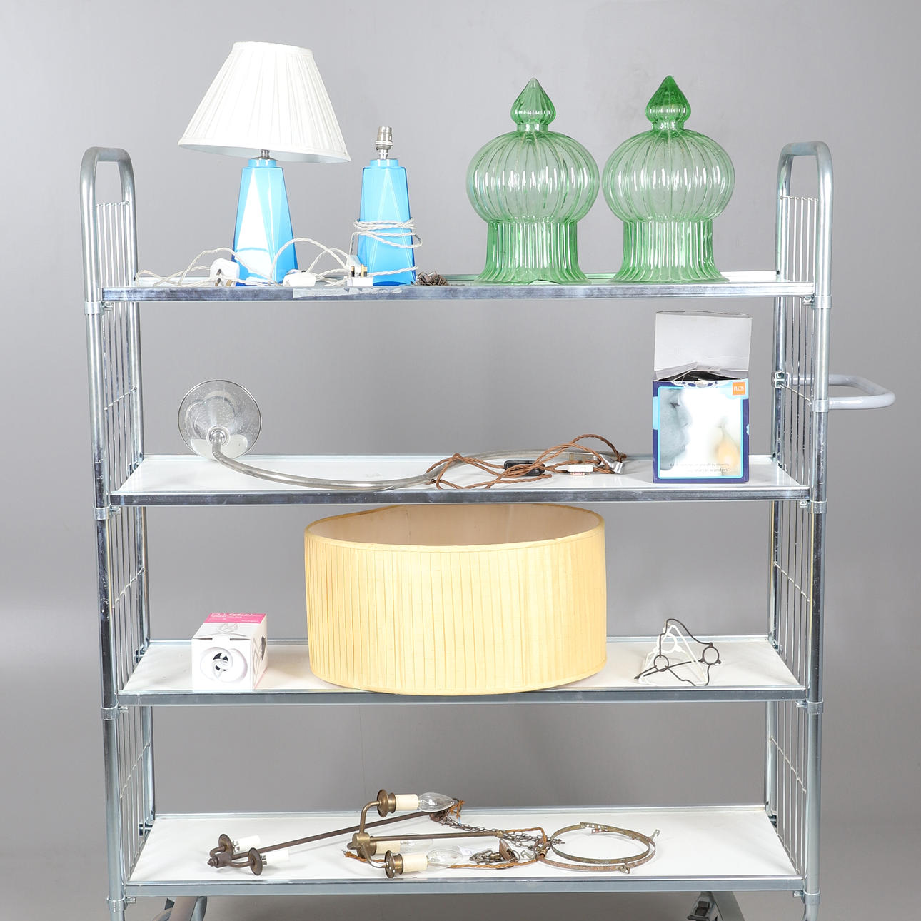 BORDLAMPER, LAMPESKÆRME & LYSARMATURER.