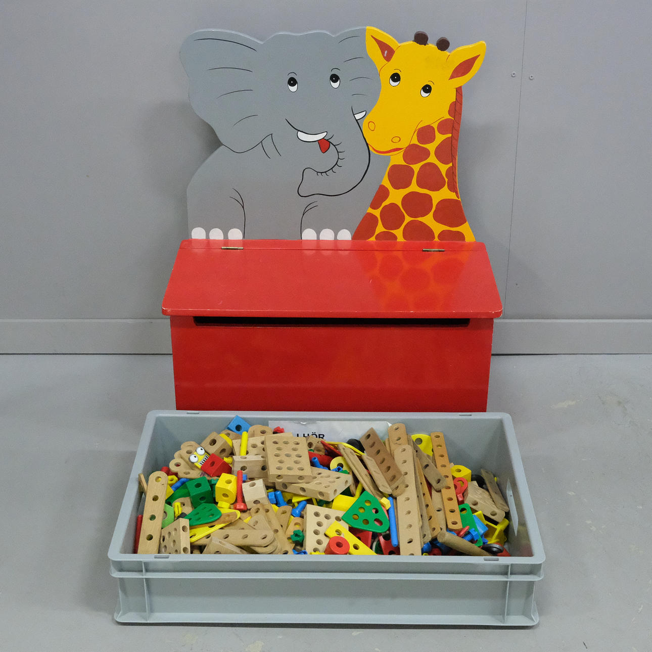 LASTEN PENKKI JA RAKENNUSSARJA.