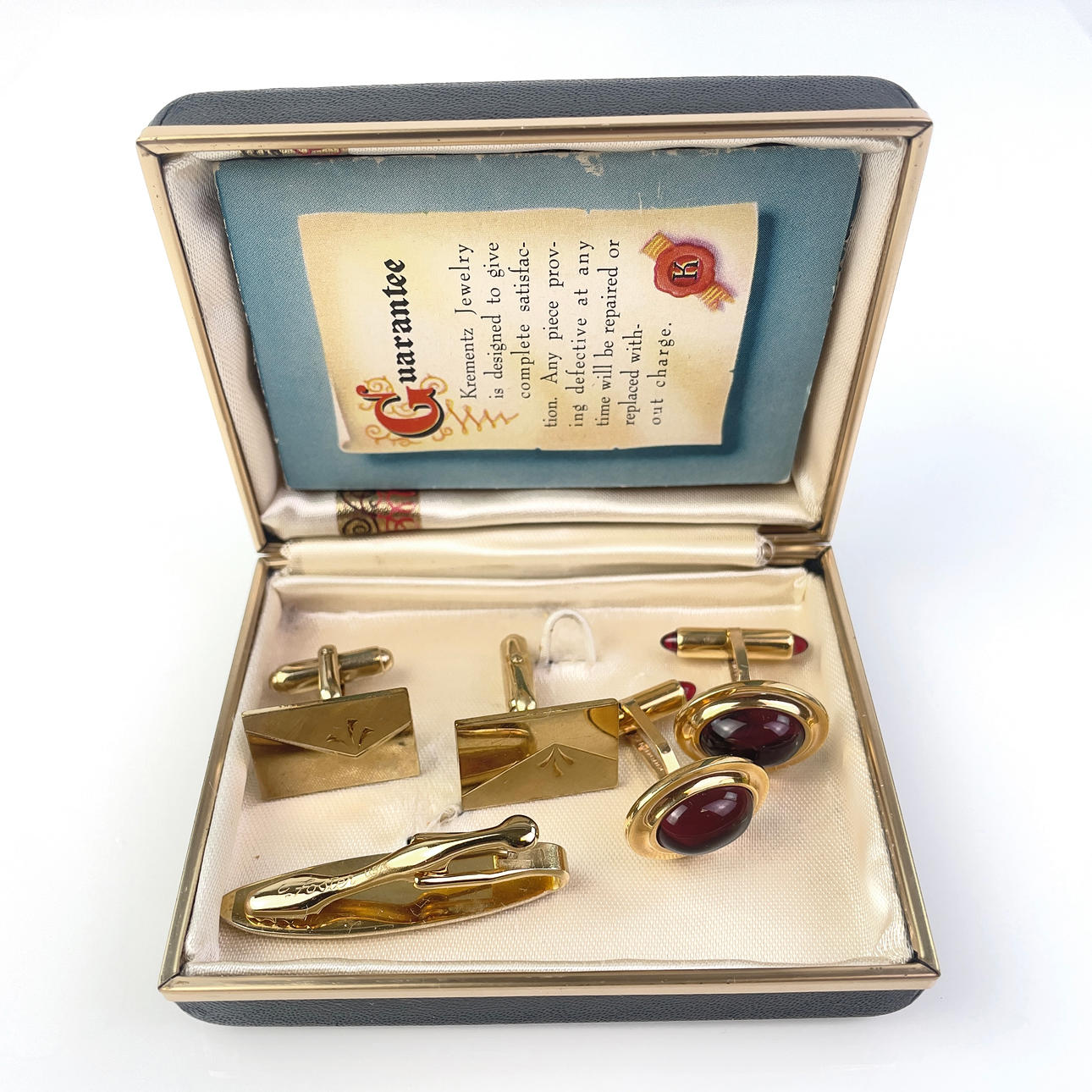 MANSCHETTKNAPPAR, 2 par samt SLIPSNÅL, guldpläterade, USA.