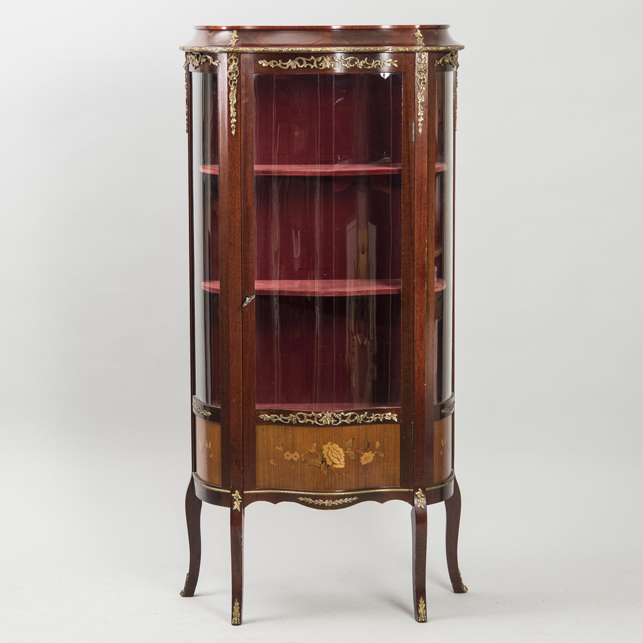 VITRINSKÅP, mahogny med intarsia och bronser, 1900-tal, rokokostil.