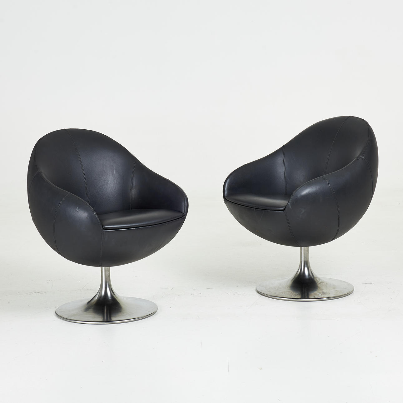 FÅTÖLJER, 1-par, modell "Comet", för Johanson Design, svart läder, etikettmärkta, snurrbara.