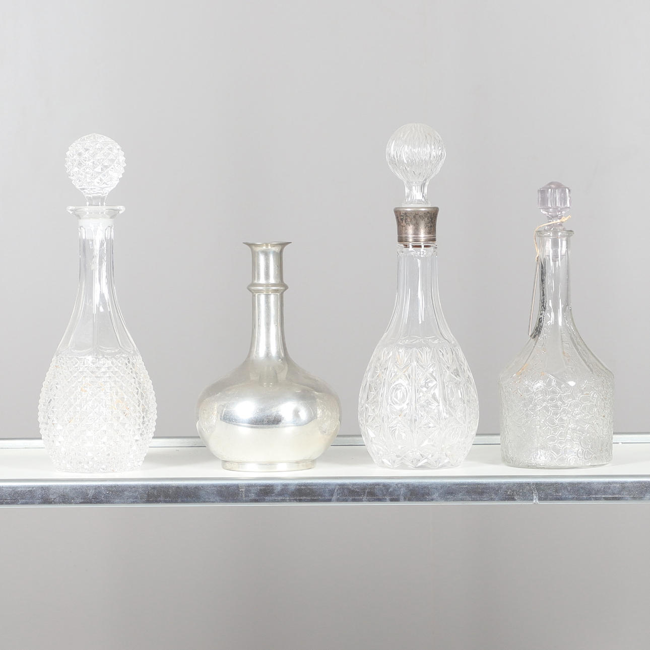 TRE GLASKARAFFER OG EN KROM.