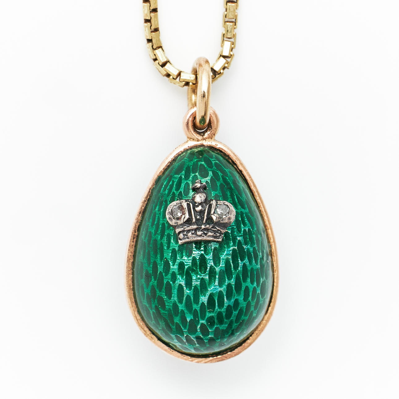 PENDANT, silver and 14k gold mounting, in the shape of an egg, dark green enamel with applied decoration of a royal crown with 2 small octagonal cut diamonds, Russian stamps, CHAIN, 14k gold, Venetian link, Arezzo/Italy.