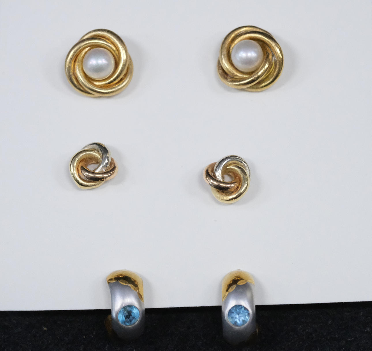 TRES PARES DE PENDIENTES, ORO DE 18 QUILATES.