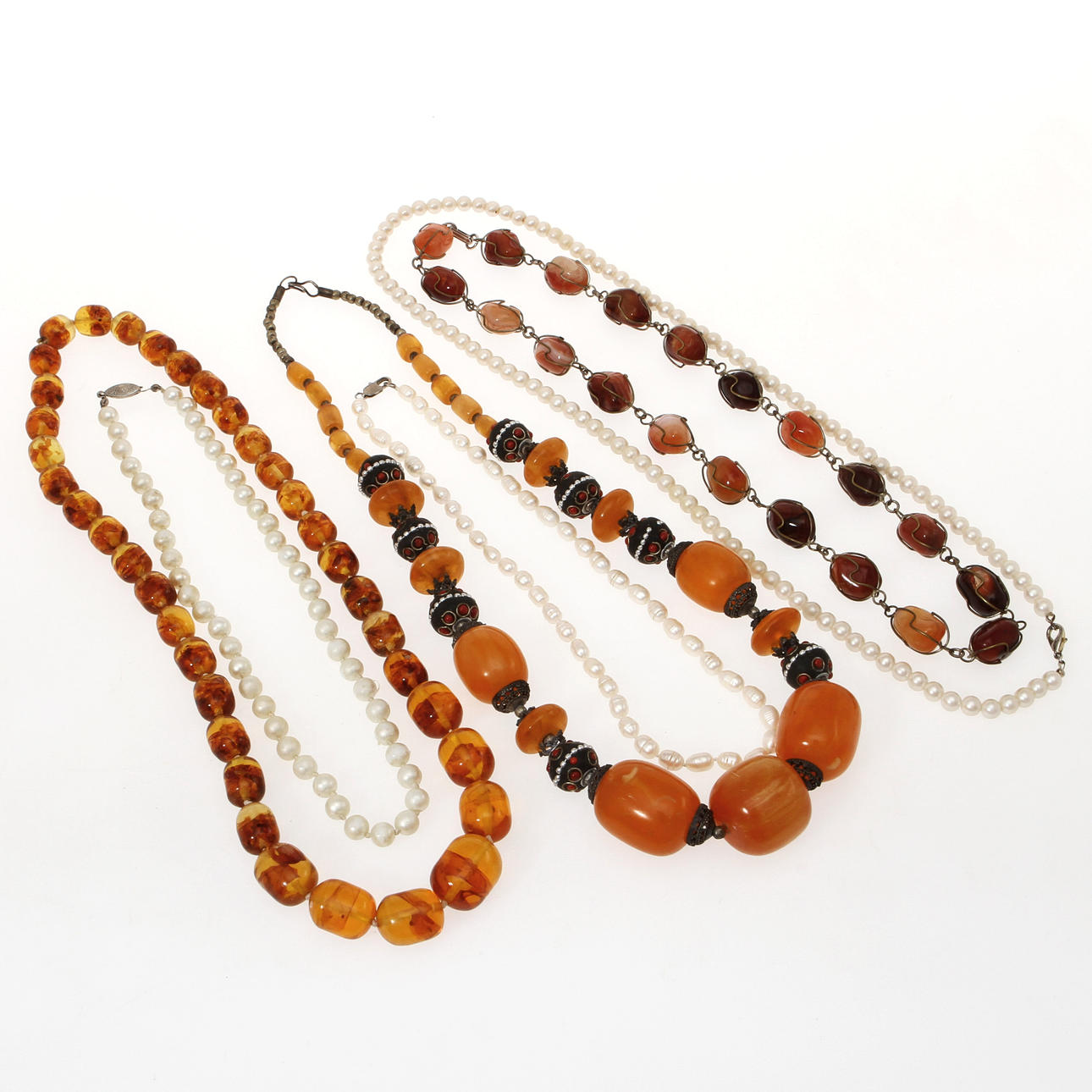 HALSBAND, 6 st, samt SMINKVÄSKA.