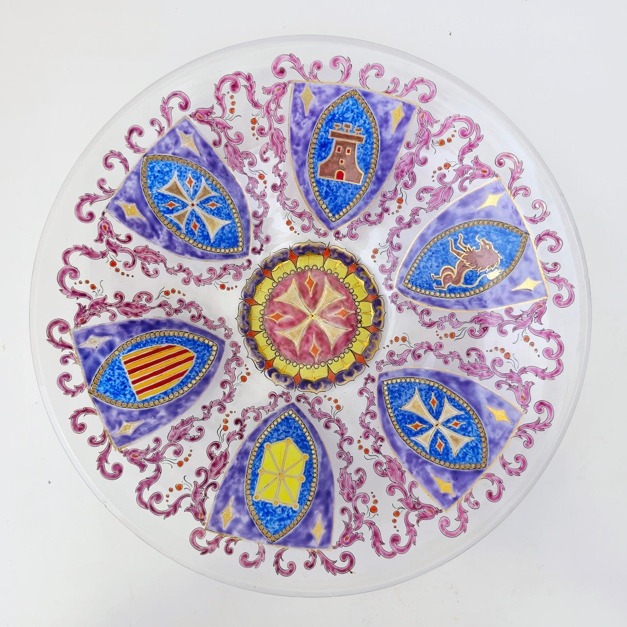 GLASPLATTA. HERALDISKA RITNINGAR. KATALANSKA. POLYKROM FÖR HAND.