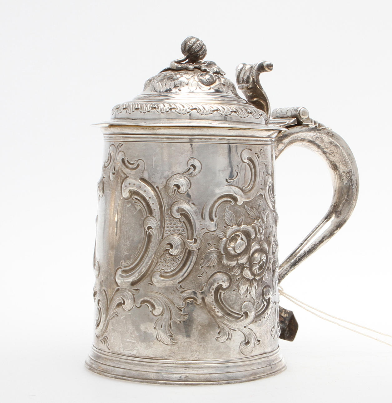 DRYCKESKANNA, silver med invändig förgyllning, London 1721-22.