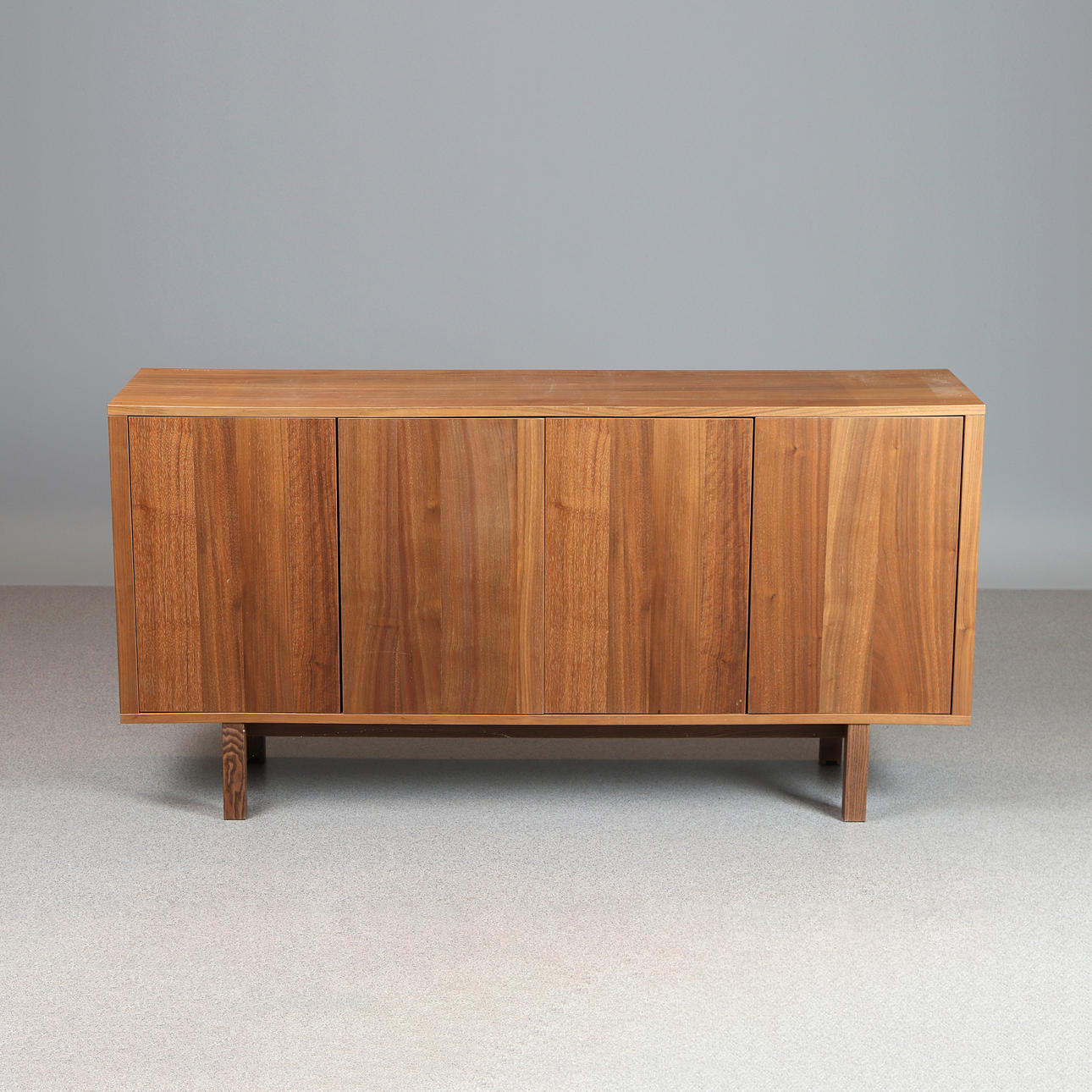 IKEA, SKÅP. Valnöt. "Stockholm". Samtida tillverkning.