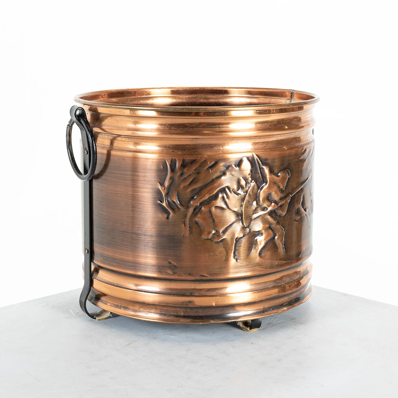 BAÑERA DE MADERA, con perchas, de cobre.