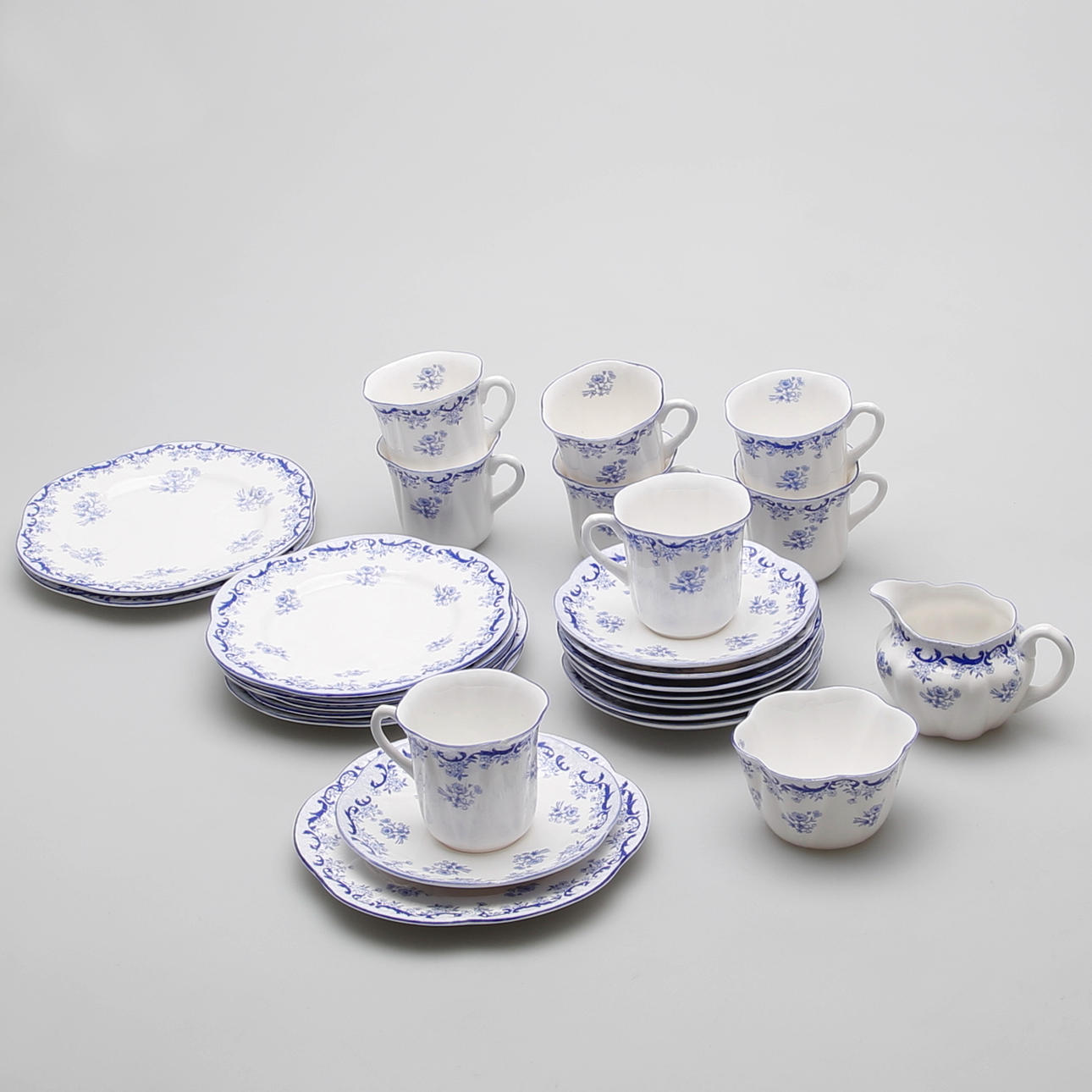 KAFFESERVIS i porslin, 25 delar, "Heavenly blue", Shelley, England.