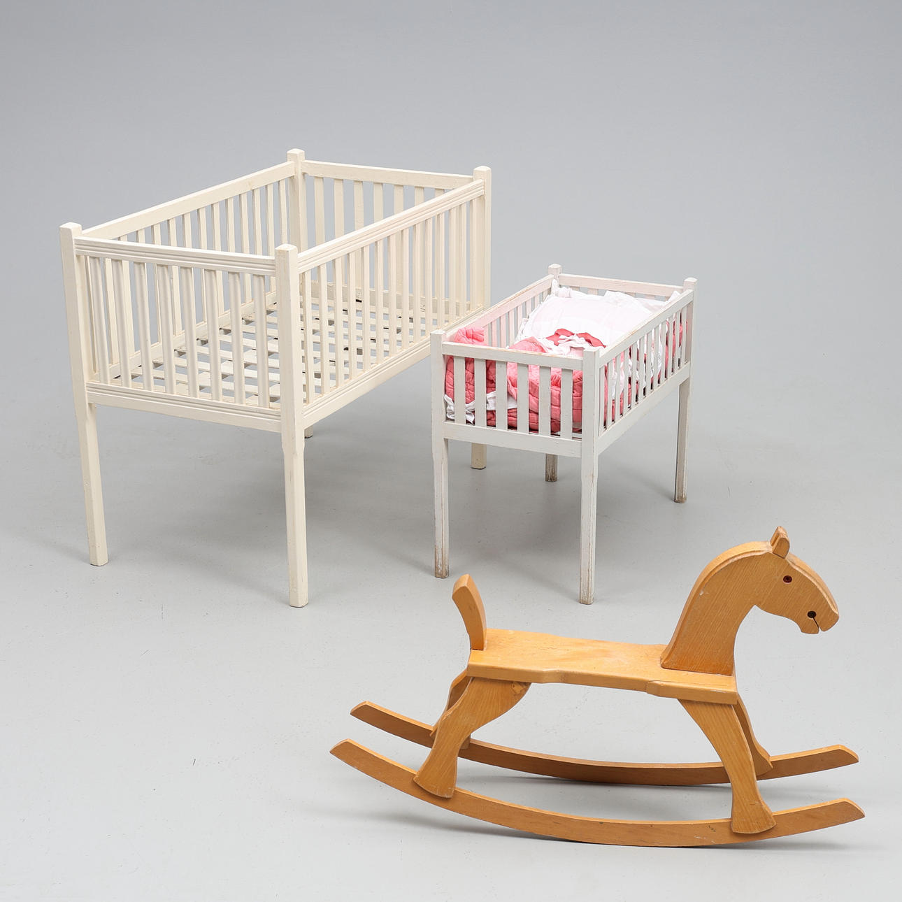 GYNGEHEST OG SENGE. 1 gyngehest, 2 senge, 20. årh.