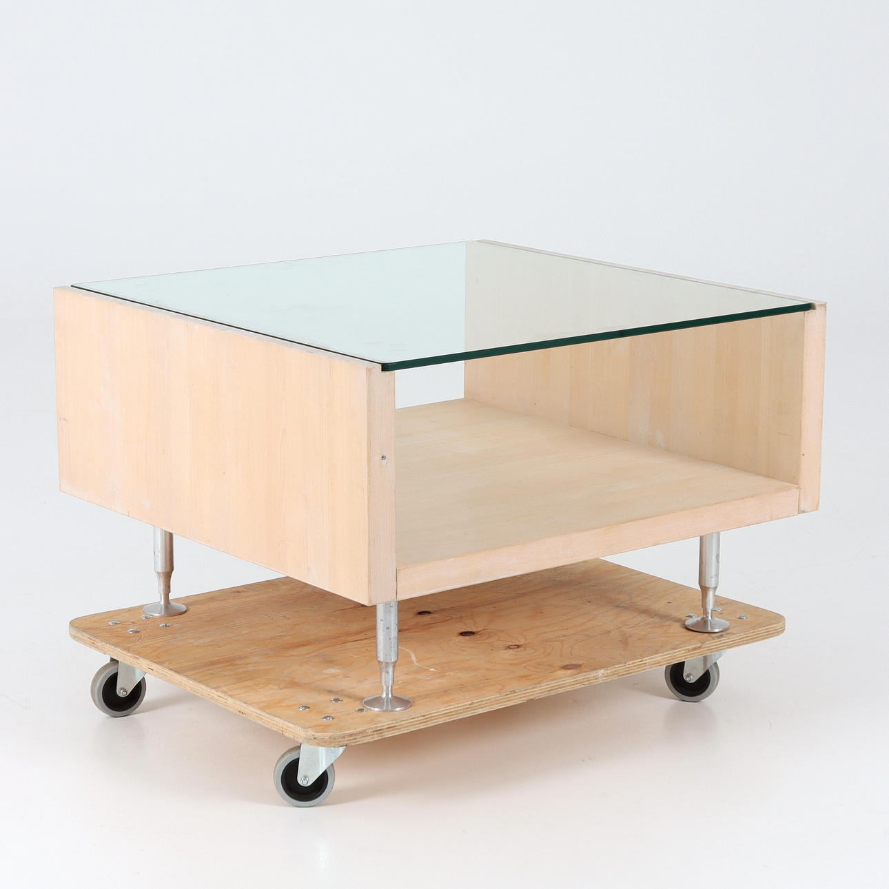 Ein Couchtisch aus Glas, Hartholz, 21. Jahrhundert.