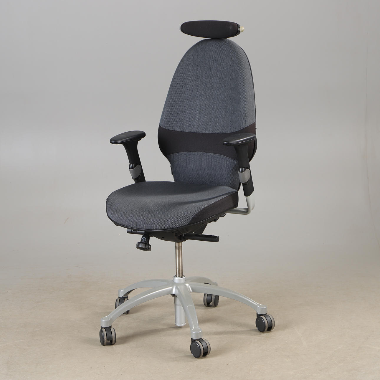 Ein Bürostuhl, RH Extend, 2000er.