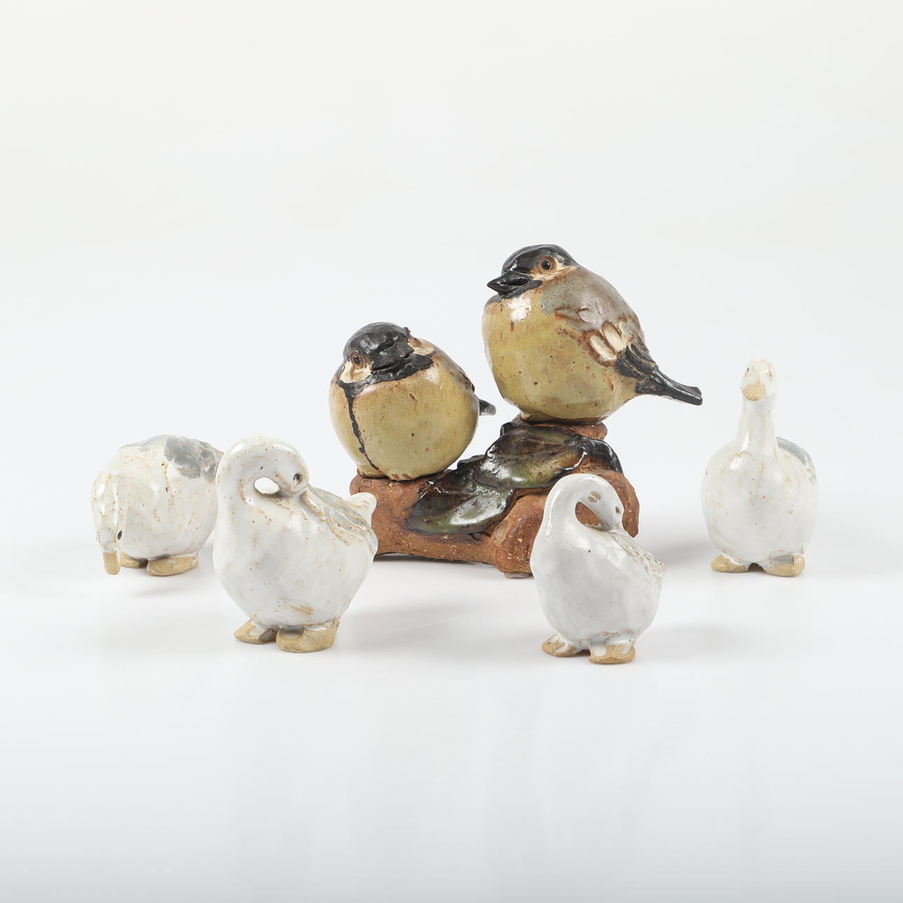 GUNNAR HANSSON. Figurines, 5 birds, signed.
