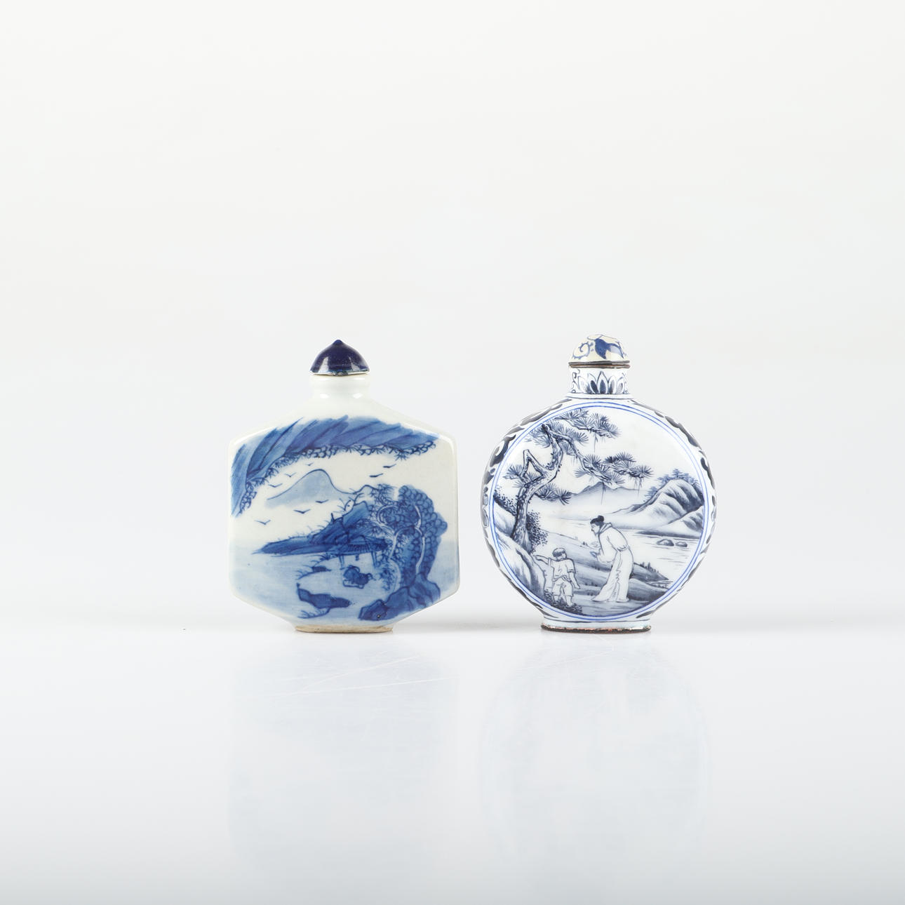 SNUSFLASKOR, 2 stycken, porslin med målad dekor, Kina.