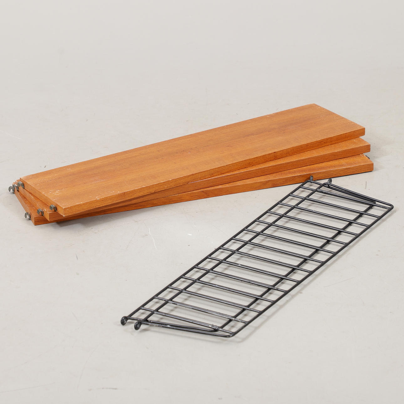A 5-piece teak string shelf, 1950s/60s.