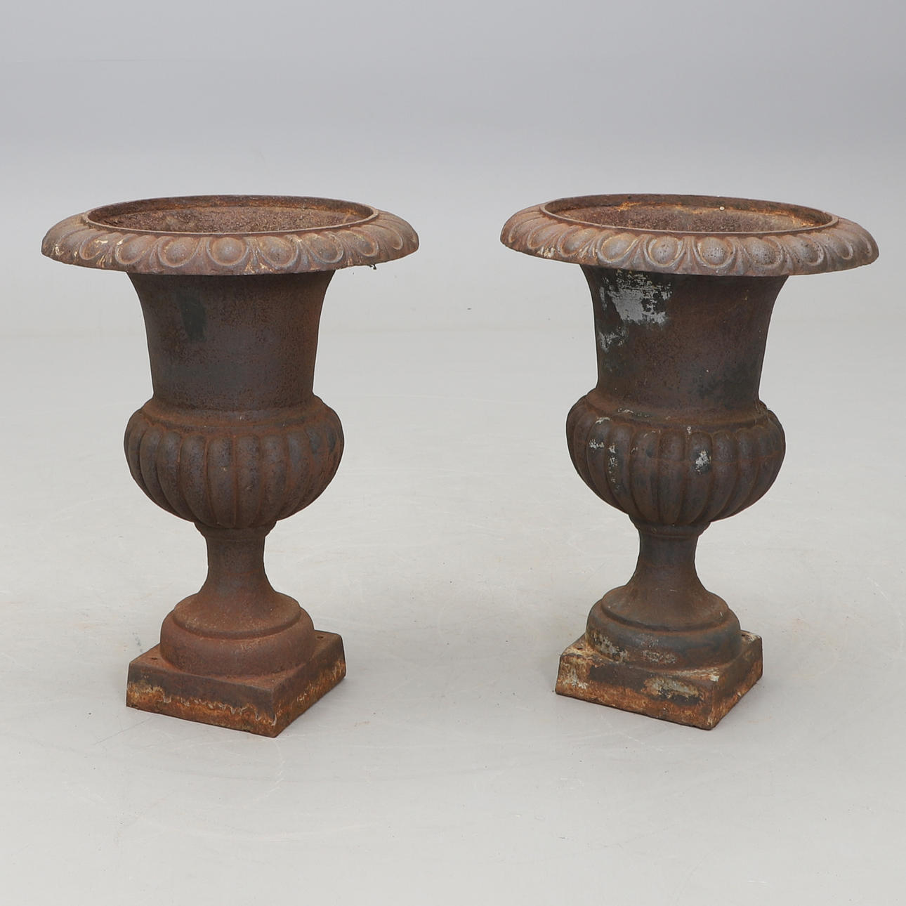 Et par haveurner i støbejern.