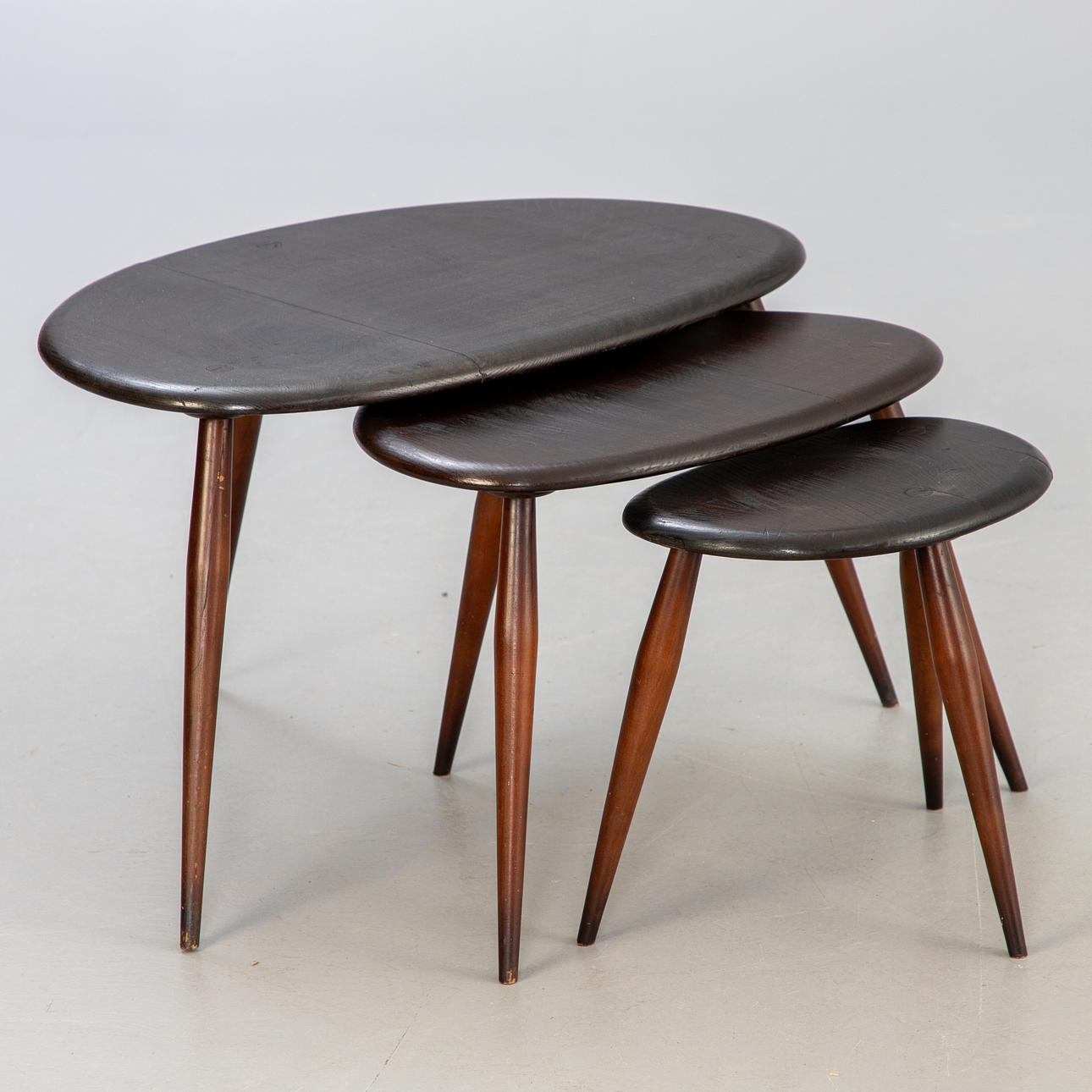 Ercol. 3 “Pebble” set tables, 20. Jh.