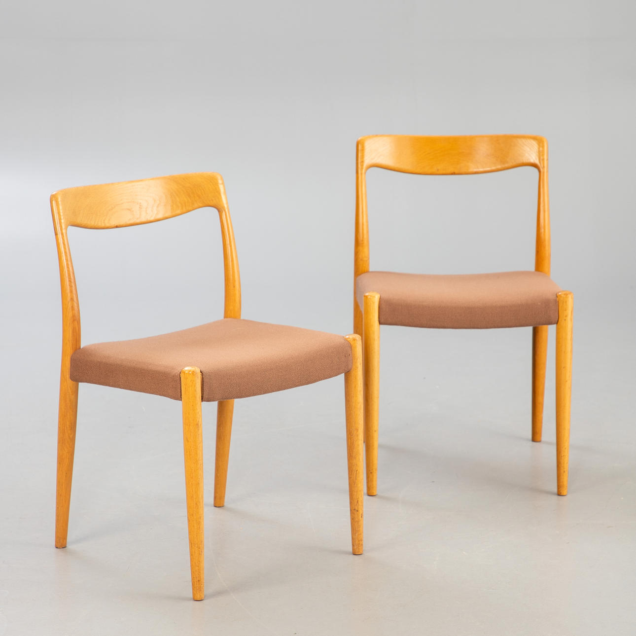 2 dining room chairs/chairs, oak, probably Denmark, 2. 2nd half of the 20th Jh.