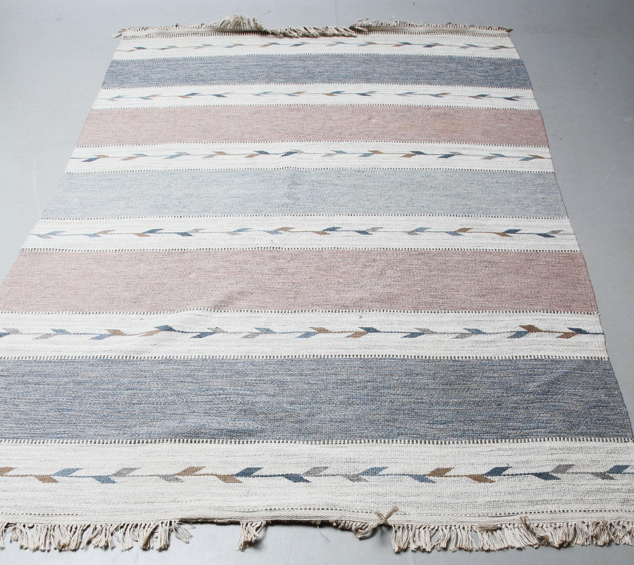 MATTA, röllakan, signerad KL, ca 298 x 195 cm.