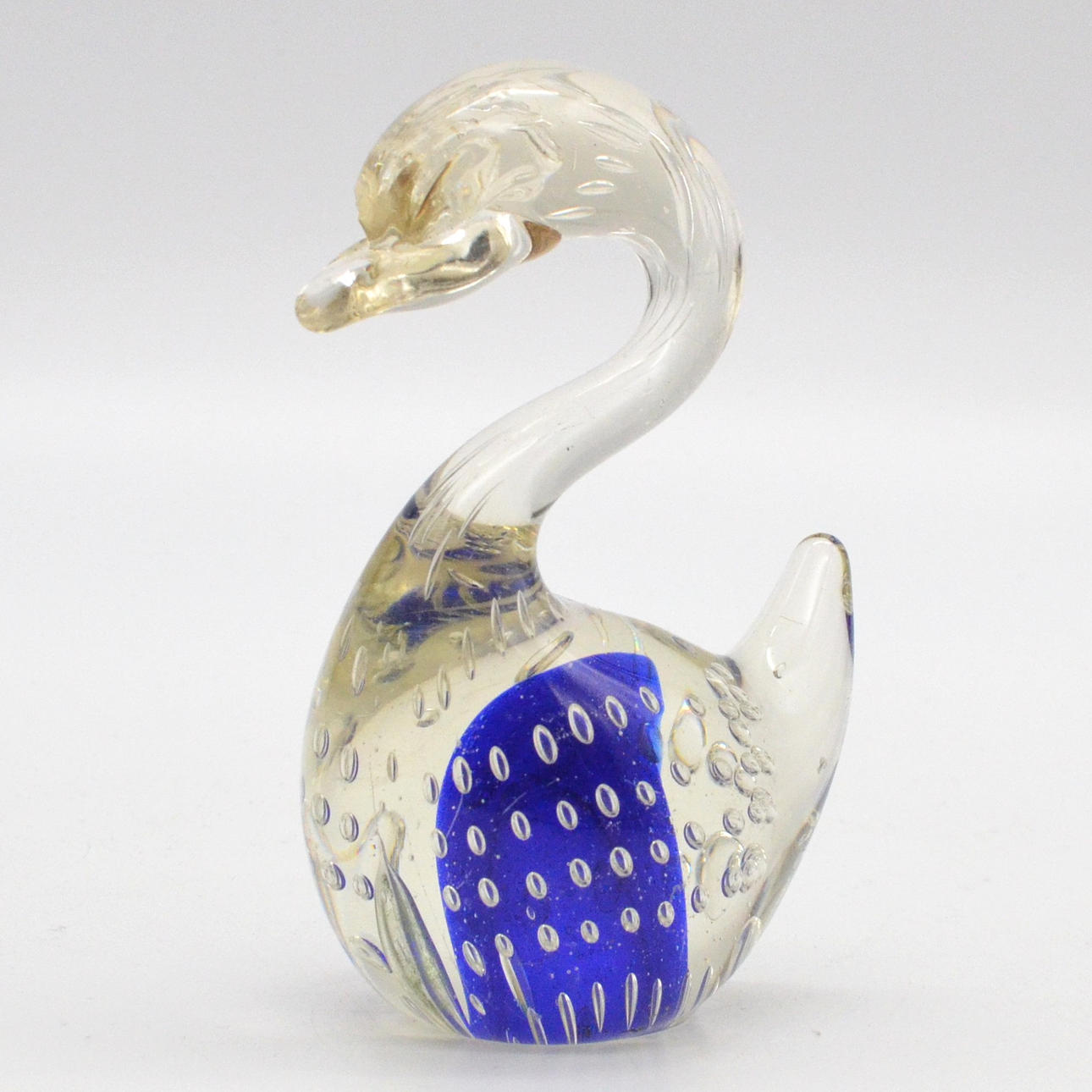 MURANO GLAS FIGUR, SCHWAN, EINGESCHLOSSENE LUFTBLASEN, TRANSPARENT UND BLAU, HANDGEMACHT, ITALIEN, UM 1950.