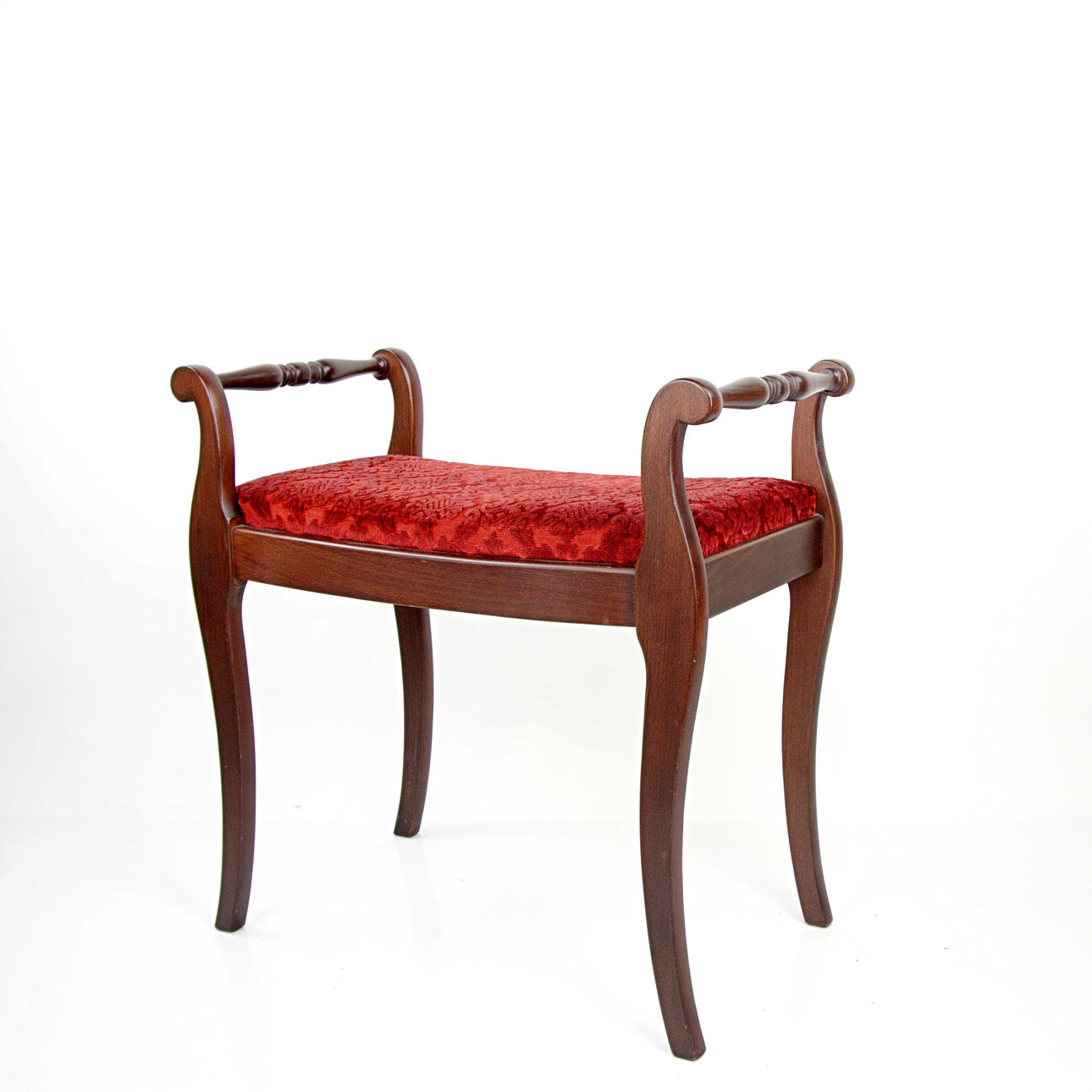 Ein Hocker, möglicherweise aus Kirschholz, mit gewebtem Jacquard-Samtstoff gepolsterter Sitz, 20. Jahrhundert.