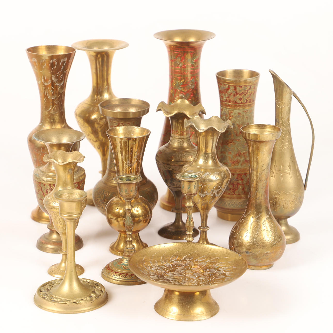 Vaser, ljusstakar m.m., mestadels mässing.