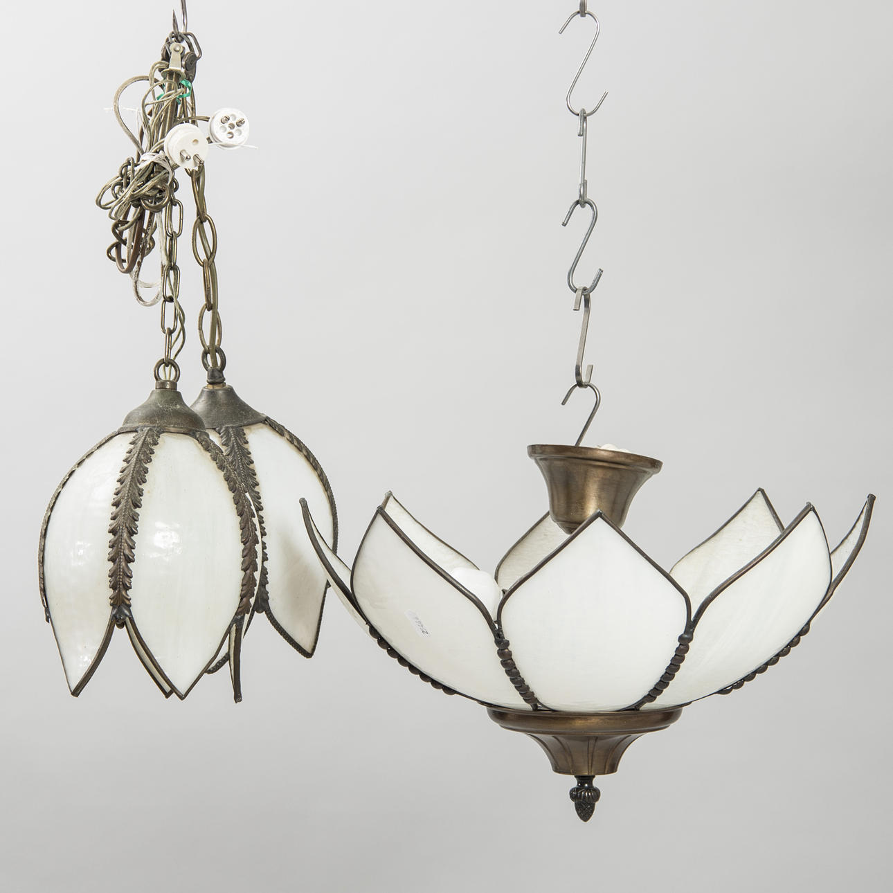 TAKLAMPOR, 2+1 stycken, Tiffany-modell, sent 1900-tal.