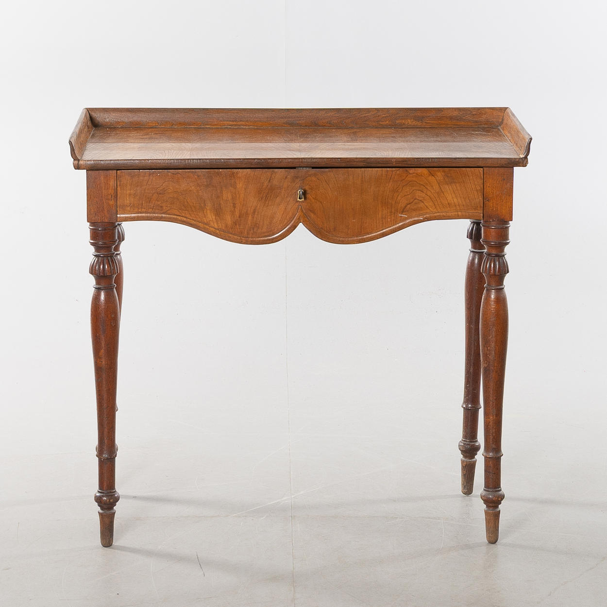 Et skrivebord, valnød, 19. århundrede.