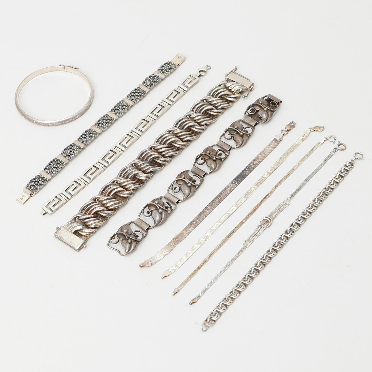 SEKALAISET KORUT, enimmäkseen hopeaa.