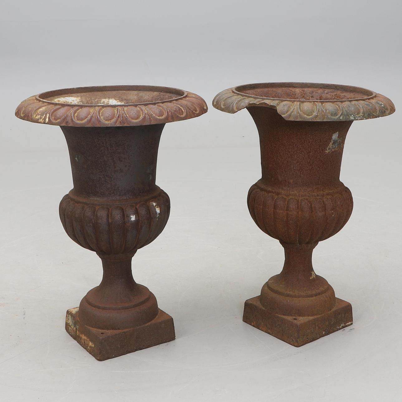 Et par haveurner i støbejern.