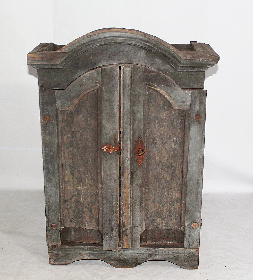 VÆGSKAB, træ, 1800-tallet.