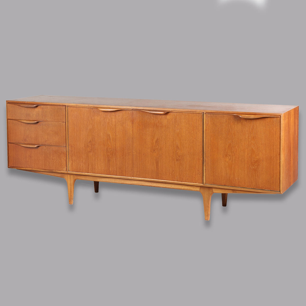 TOM ROBERTSON FOR MCINTOSH. A 'DUNVEGAN' SIDEBOARD.