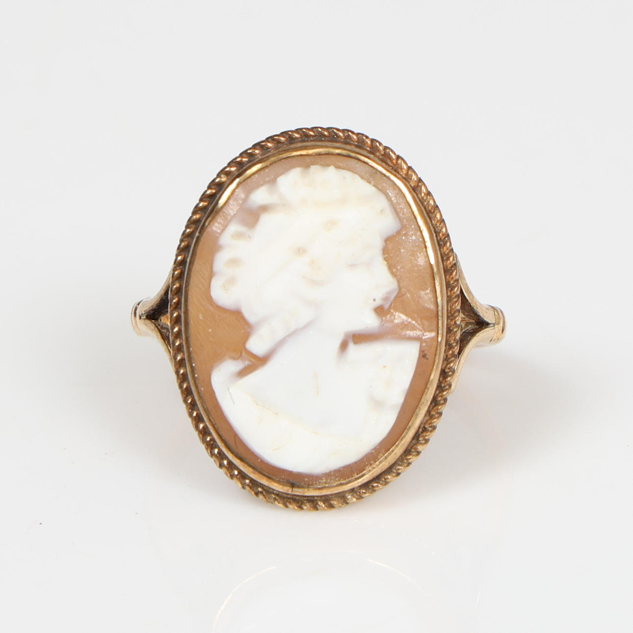A 9 CARAT GOLD CAMEO RING.