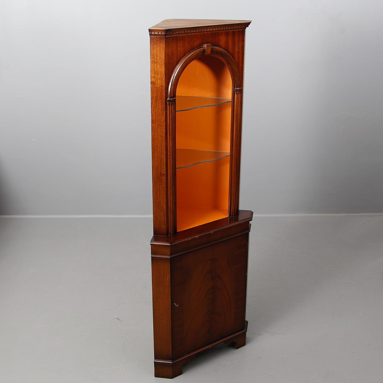 HÖRNSKÅP, mahogny, 1900-talets andra hälft.