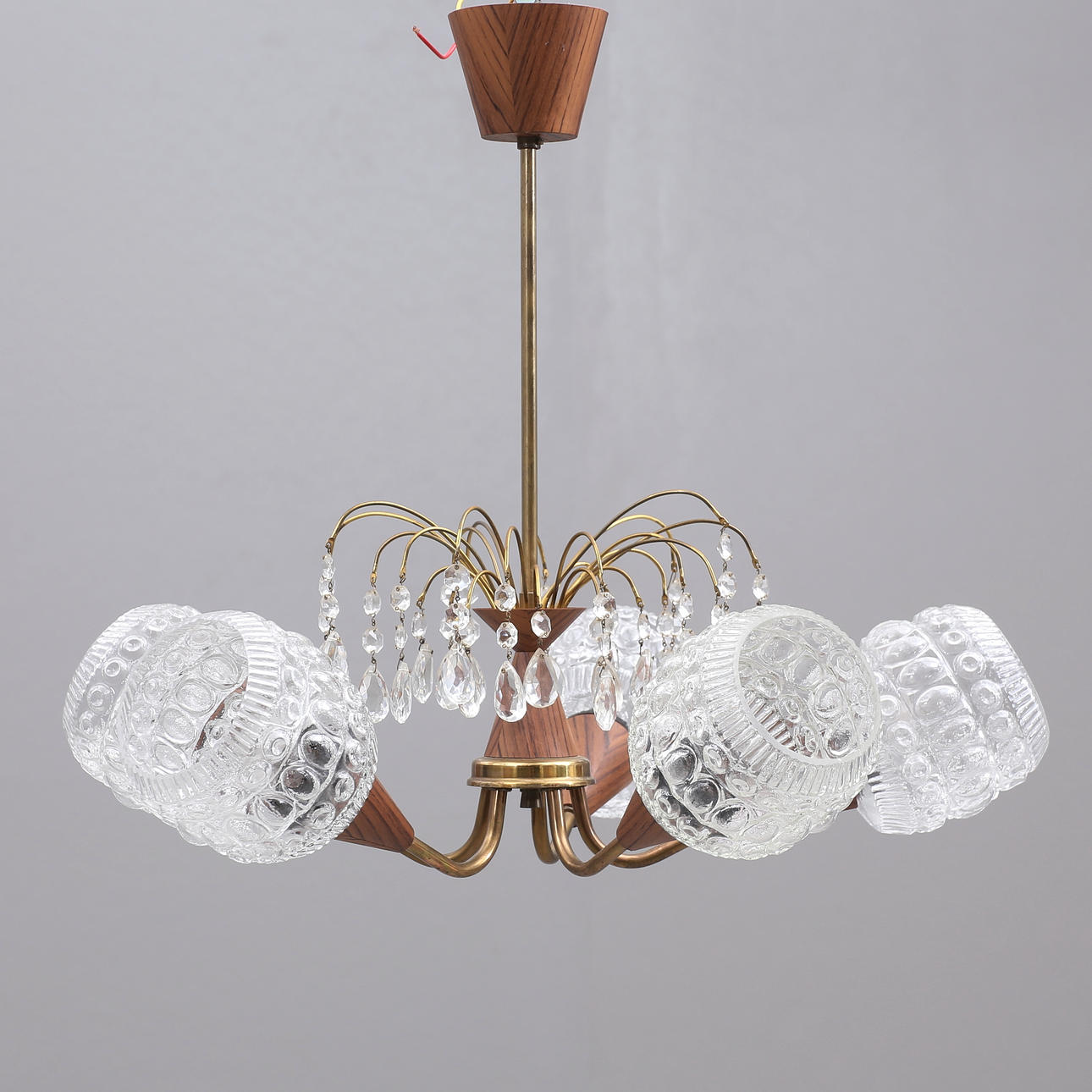 DECKENLEUCHTE, Messing- und Jacaranda-Imitation, 5 Leuchtenarme, Glasbecher.