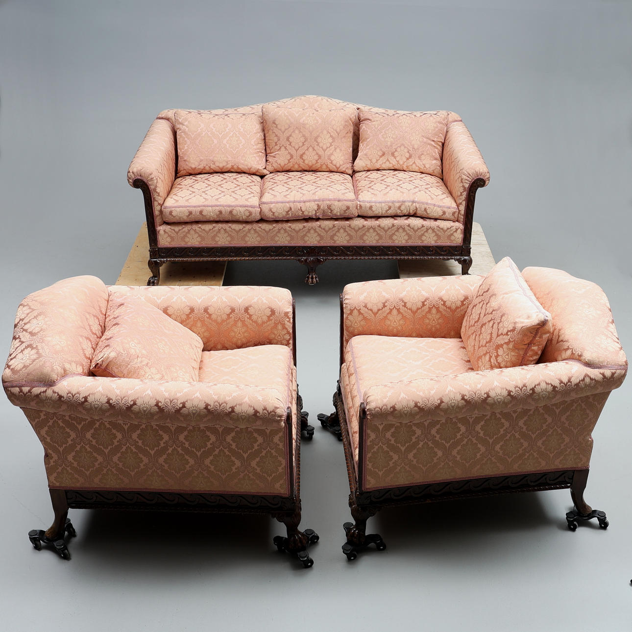 SOFAGRUPPE. 3 Stücke, Chippendale, erste Hälfte des 20. Jahrhunderts.