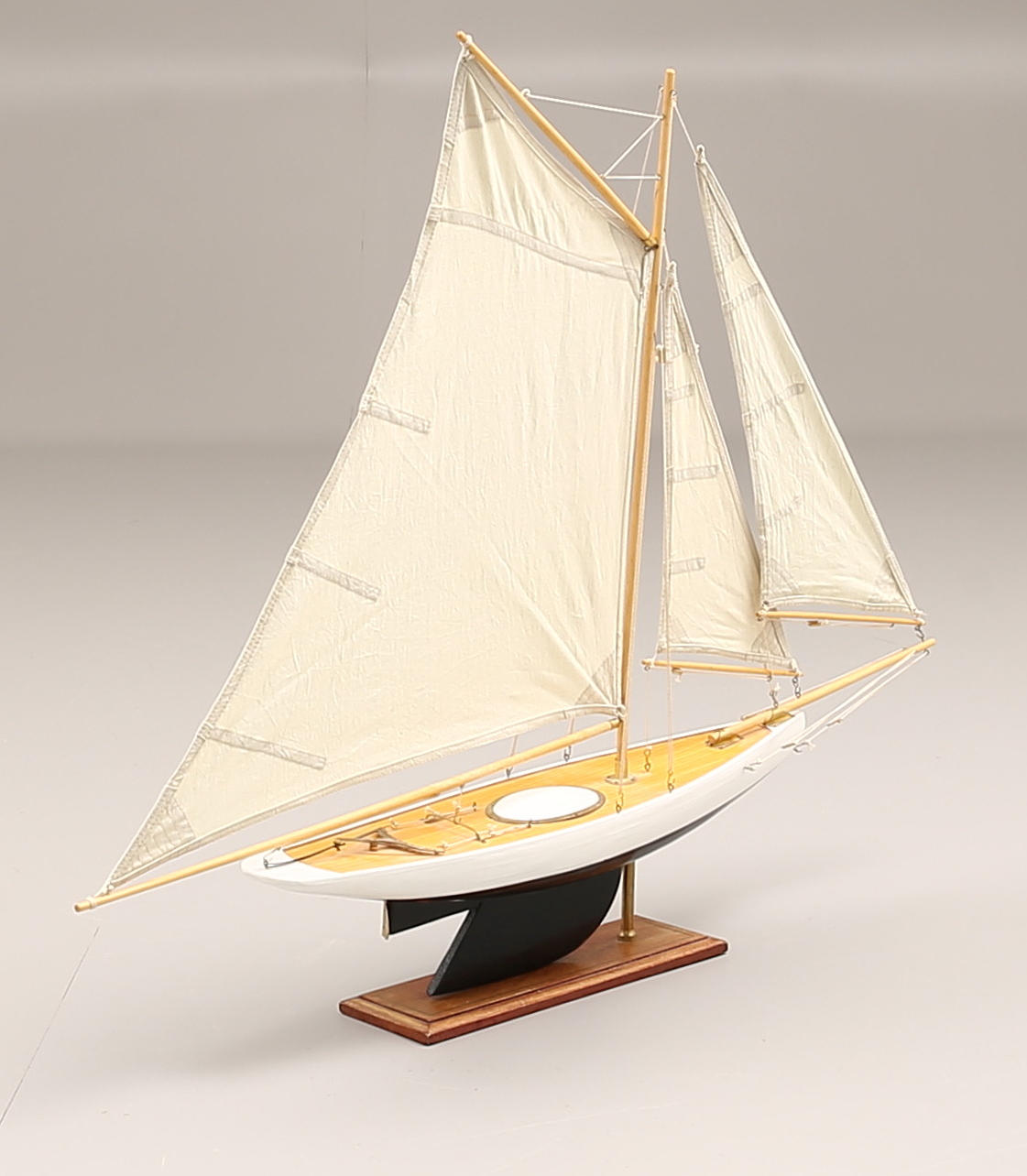 SEGELBÅT i trä och mässing med tygsegel, 1900-tal.