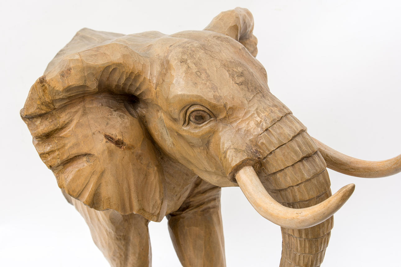 OKÄND KONSTNÄR. Elefant, trä.